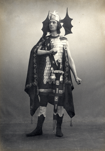 97272 Portret van een speler in het toneelstuk Lucifer van Vondel dat ter ere van het 25-jarig jubileum van het ...